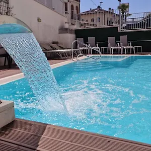https://hotel-villa-anthea.hotelinveneto.com