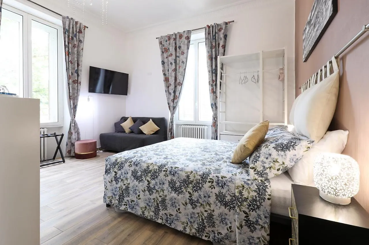 Molly Home Roma 0*,  İtalya
